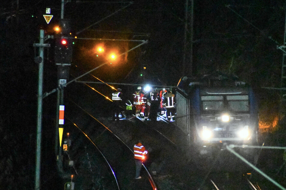 Rettungskräfte stehen auf der Bahnstrecke zwischen Nürnberg und Regensburg auf den Gleisen.