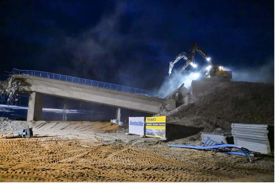 Nachdem am Mittwoch die Schließung veranlasst worden war, wurde Tag und Nacht am Abriss der Brücke gearbeitet.