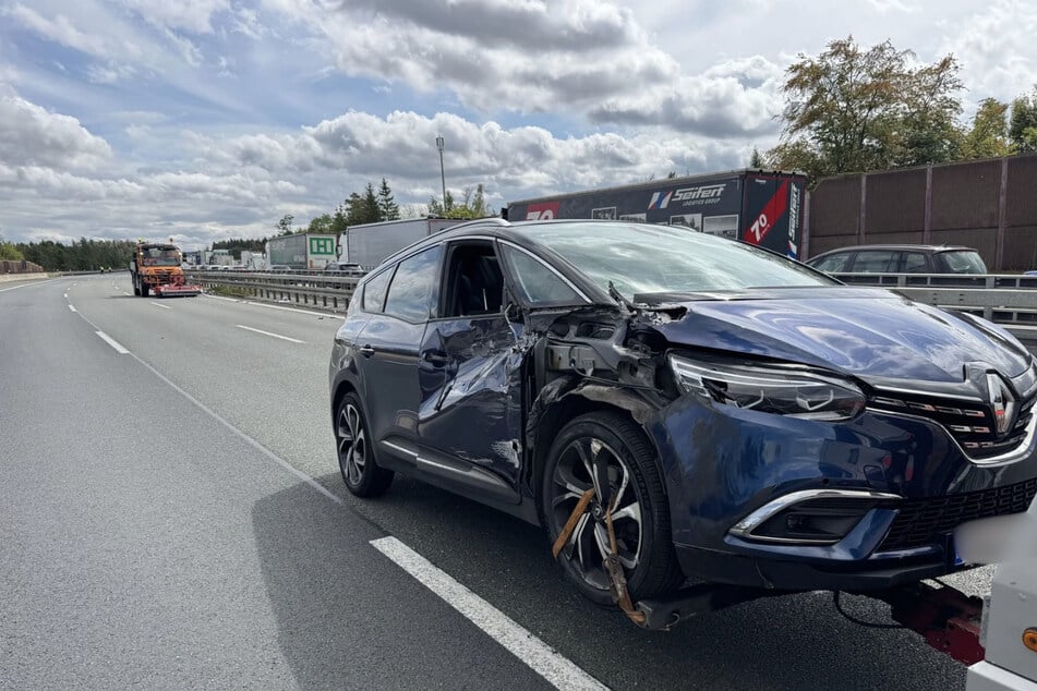 Der Renault musste abgeschleppt werden.