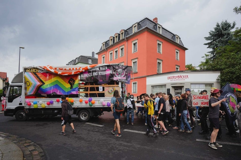 Am Samstagnachmittag fand die Tanz-Demo unter dem Motto "Antifaschistische Republik Neustadt" statt.