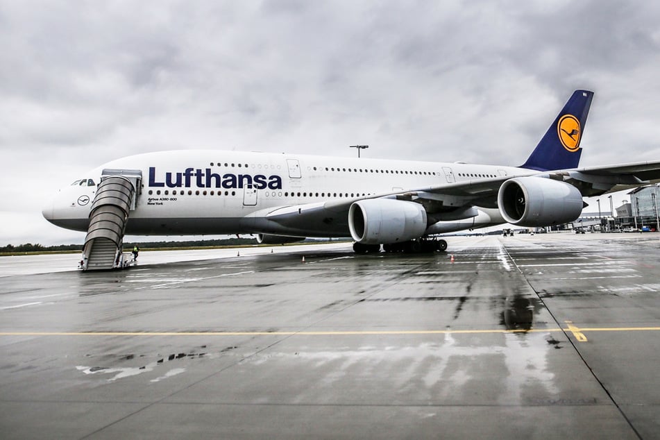 Ein Airbus A380 der Lufthansa steht am Flughafen Dresden. (Symbolbild)