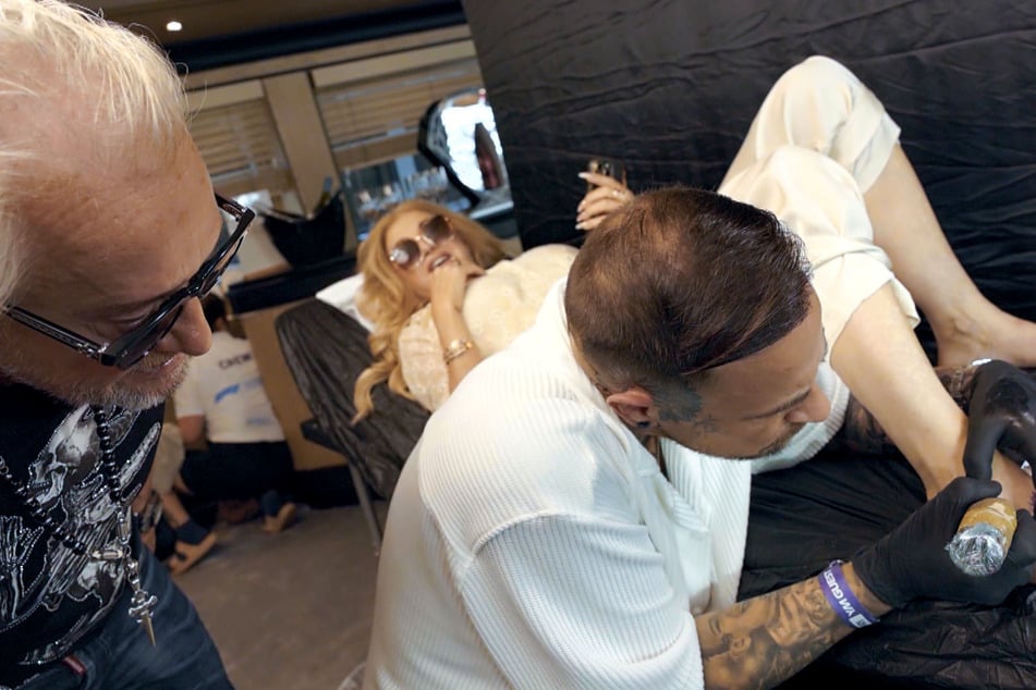 Ehefrau Carmen hat die Nadel-Tortur bereits hinter sich: Ab sofort trägt die 60-Jährige einen Schmetterling auf ihrem Fuß.