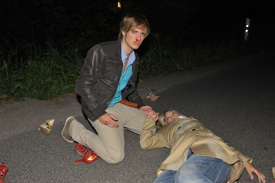 Rückblick GZSZ 2011: Philip (Jörn Schlönvoigt, 36) erkennt, dass er Verena (Susan Sideropoulos) überfahren hat.