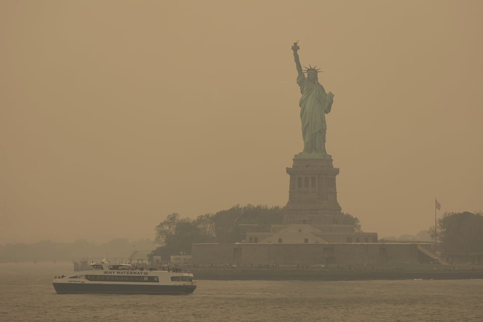 Der Rauch zahlreicher schwerer Waldbrände in Kanada hat Teile der US-Ostküste eingehüllt und in der Millionenmetropole New York für die schlechteste Luftqualität seit Jahrzehnten gesorgt.