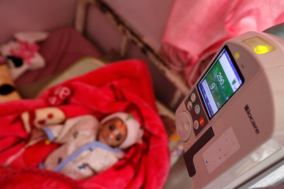 Ein Kind liegt auf der Station für unterernährte Kinder eines Krankenhauses in Sanaa, wo es medizinisch versorgt wird.