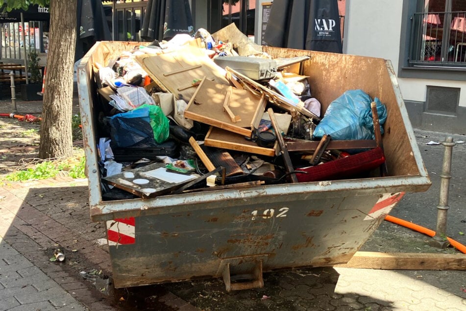Das Foto zeigt den ersten von insgesamt zwei Containern, die mit Brandschutt gefüllt wurden.