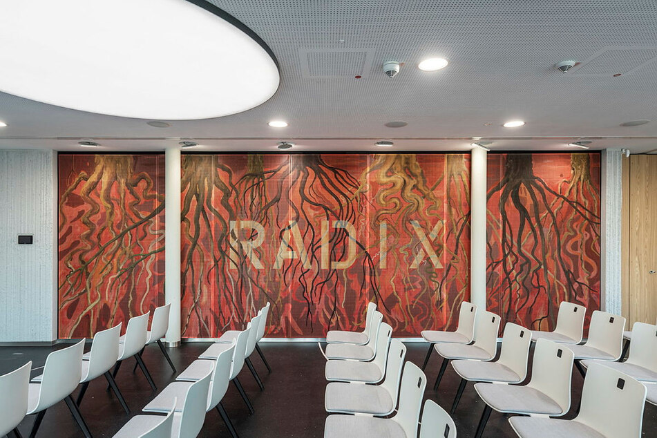 Im Raum "Radix" im neuen Carlowitz Congresscenter ist ein besonderes Kunstwerk zu sehen.
