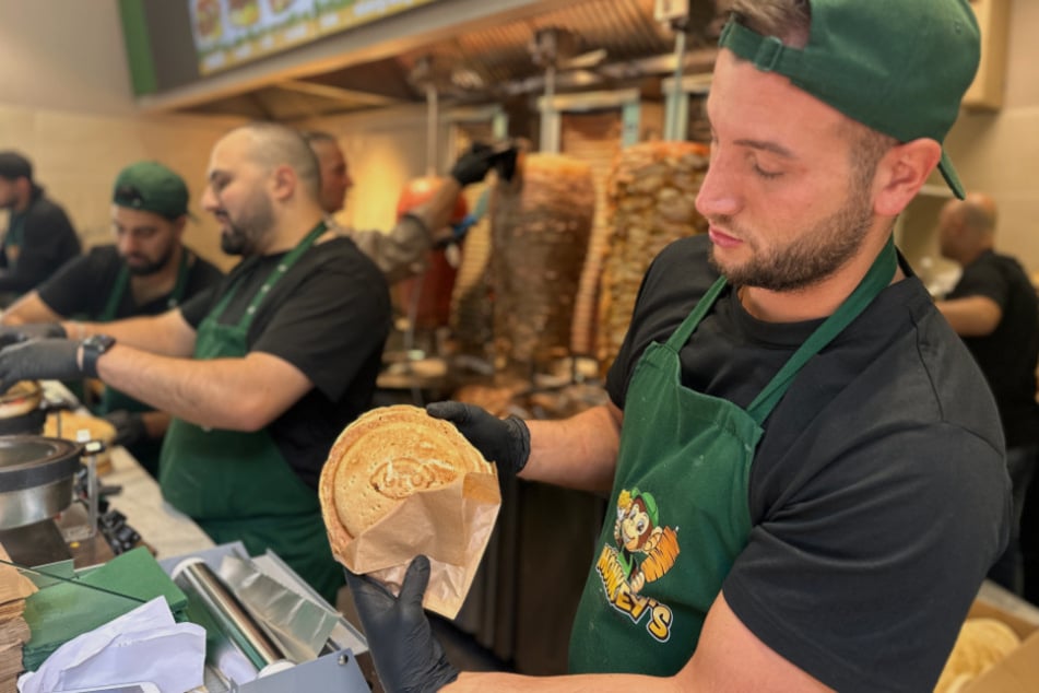 Rund und komplett verschlossen: So kommt der "Ufo-Döner" auf die Hand.