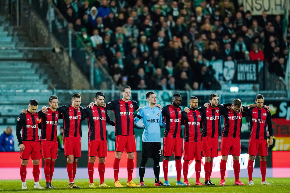 Der gesamte Profikader, aber auch Trainer, Sportdirektor und Mitarbeiter ziehen bei der Aktion an einem Strang.