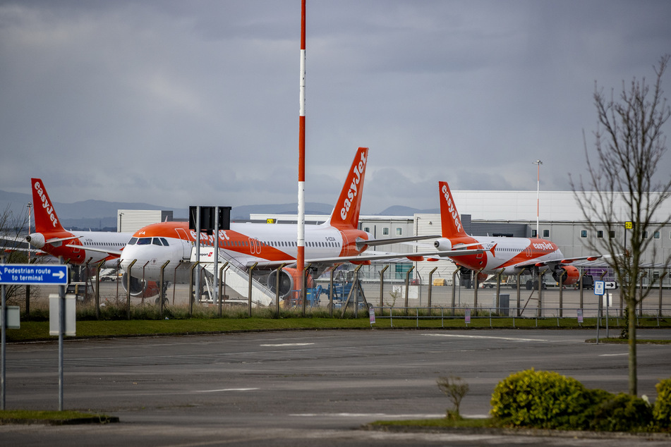Flugzeuge der britischen Fluggesellschaft Easyjet stehen auf der Rollbahn des John Lennon Flughafens.