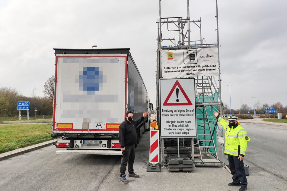 Festgefrorene Eismassen auf Lkw werden immer wieder zur Gefahr - ein Gerüst soll dem Abhilfe schaffen.
