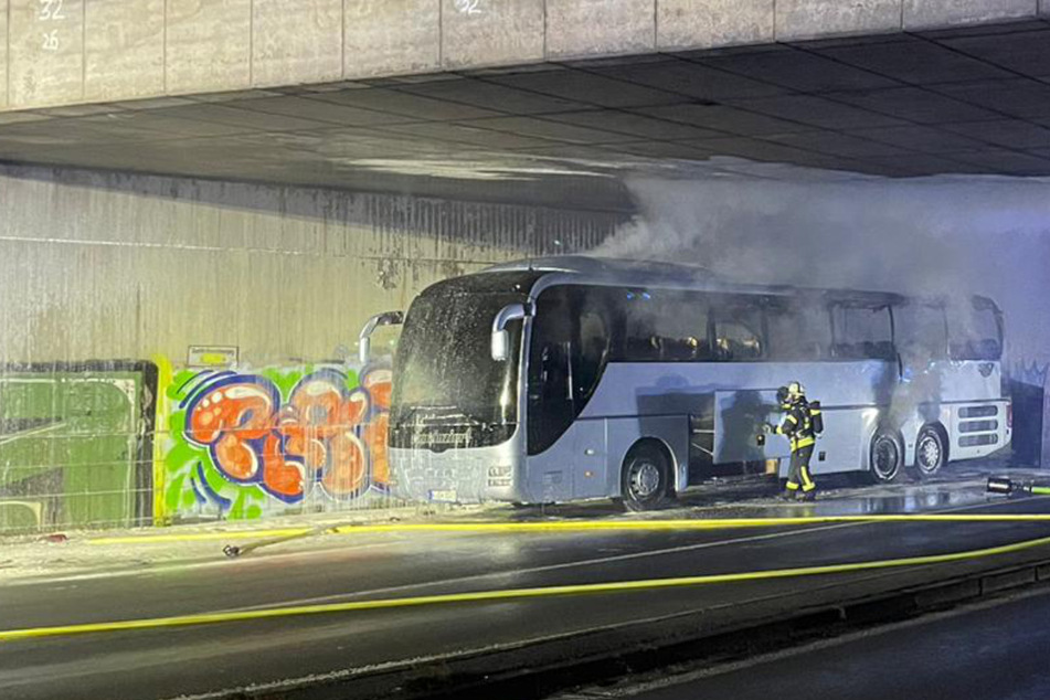 Reisebus mit 16 Fahrgästen geht auf Autobahn in Flammen auf