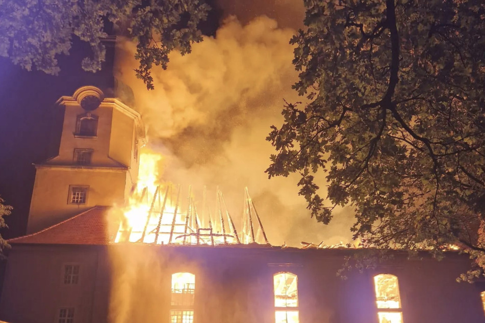 Im August 2023 ging die Stadtkirche nachts in Flammen auf. Sie brannte völlig aus. Sogar der Glockenturm brach ein.