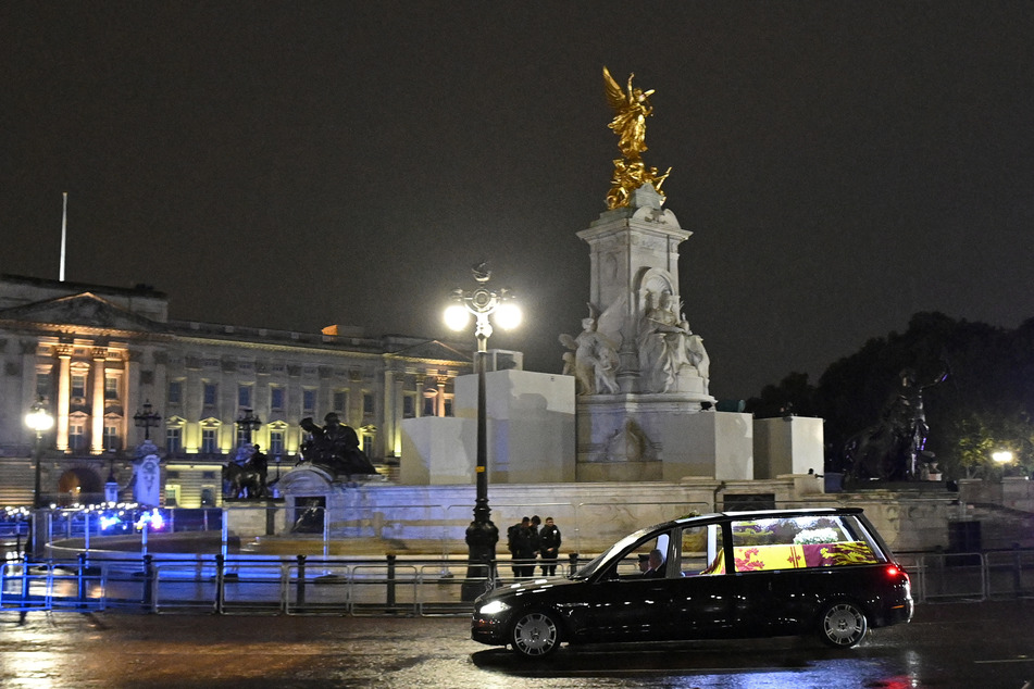 Der Staatsleichenwagen mit dem Sarg der Queen ist am Buckingham-Palast angekommen.