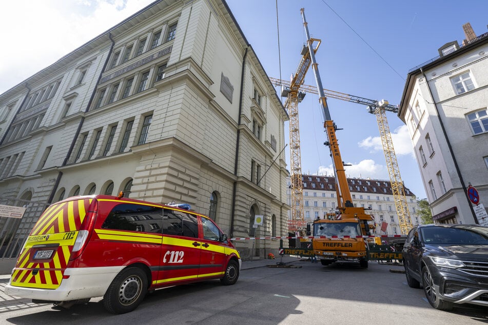 Ein Einsatzleitwagen der Feuerwehr steht an der Zufahrt zu einer Baustelle auf der der Kran umzustürzen drohte.