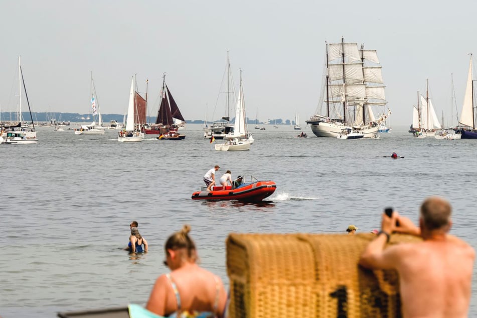 Zigtausende Sehleute an den Ufer konnten sich dennoch an maritimen Bildern erfreuen, als die traditionelle Windjammerparade der Kieler Woche unter Führung der "Thor Heyerdahl" vorbeizog.