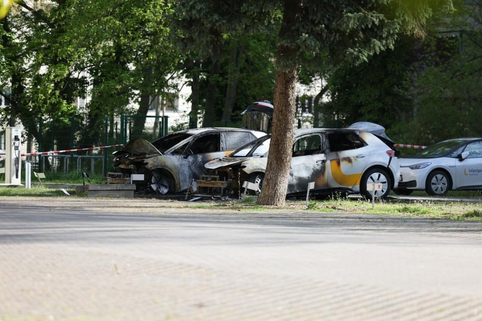 Laut dem Bekennerschreiben wurden die Fahrzeuge mit Grillanzünder in Brand gesteckt.