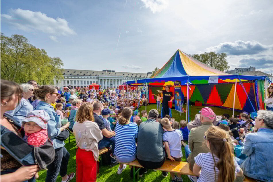 Begonnen hatte für Jens alles vor 20 Kindern am fünften Geburtstag seiner kleinen Tochter. Jetzt ist das Publikum ungleich größer.
