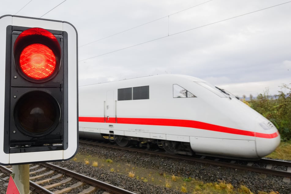 Brandanschlag auf Bahnstrecke: Täter zünden Kabelschacht an