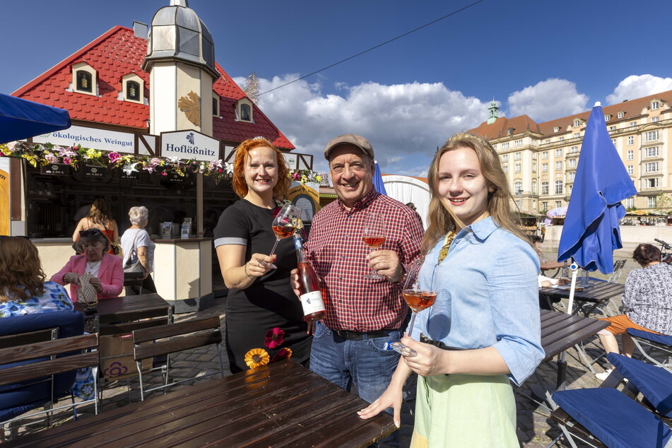 Immer einen guten Tropfen im Glas: Im Mai stand Alona mit ihrer Weinprinzessin Sabine Leonhardt (40, l.) und Jörg Hahn (62), Geschäftsführer von Hoflößnitz, zum Frühlingsmarkt auf dem Dresdner Altmarkt.