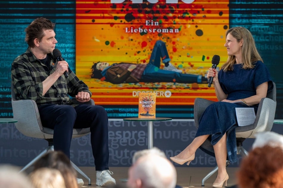 Lutz van der Horst (50) stellte auf der Leipziger Buchmesse im Gespräch mit Moderation Ariane Binder (52) sein Debüt-Roman "Konfetti‑Blues" vor.