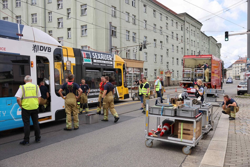 Straßenbahn-Spezialisten der Wache Albertstadt wollen die entgleiste Bahn mit Spezialwerkzeug wieder auf die Gleise heben.