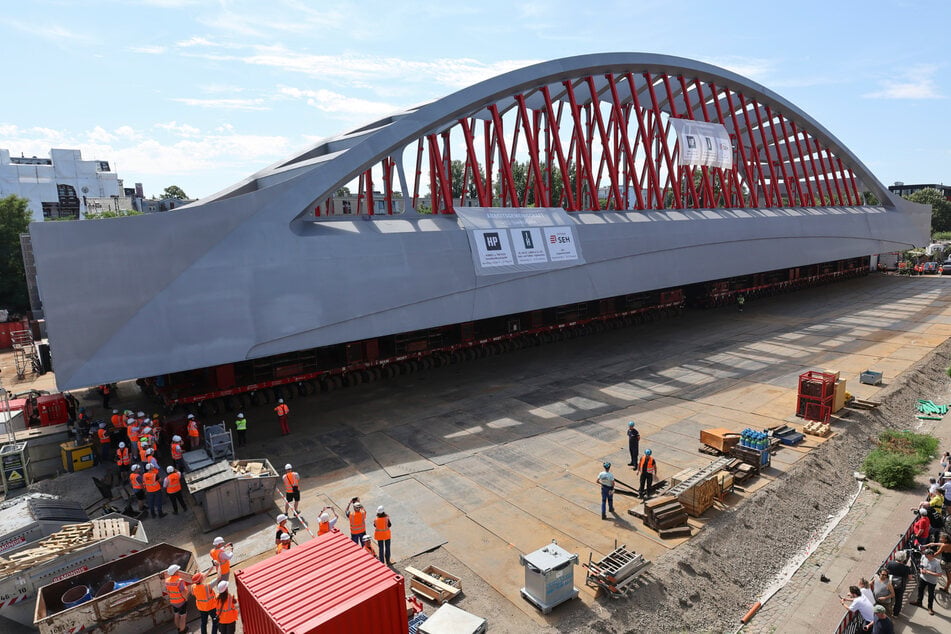 Außergewöhnlicher Anblick: Neue Sternbrücke bewegt sich durch Hamburg