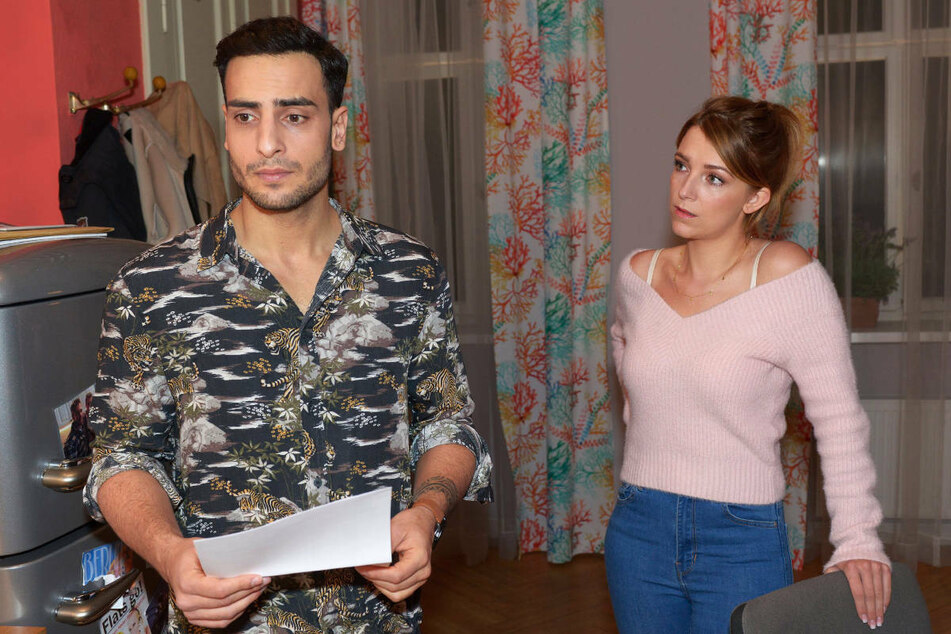 Nihat ist fassungslos, als er das Geheimnis seiner Eltern lüftet.