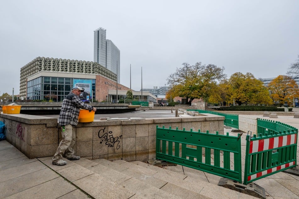 Das mittlere Becken des Stadthallenbrunnens wird derzeit repariert.