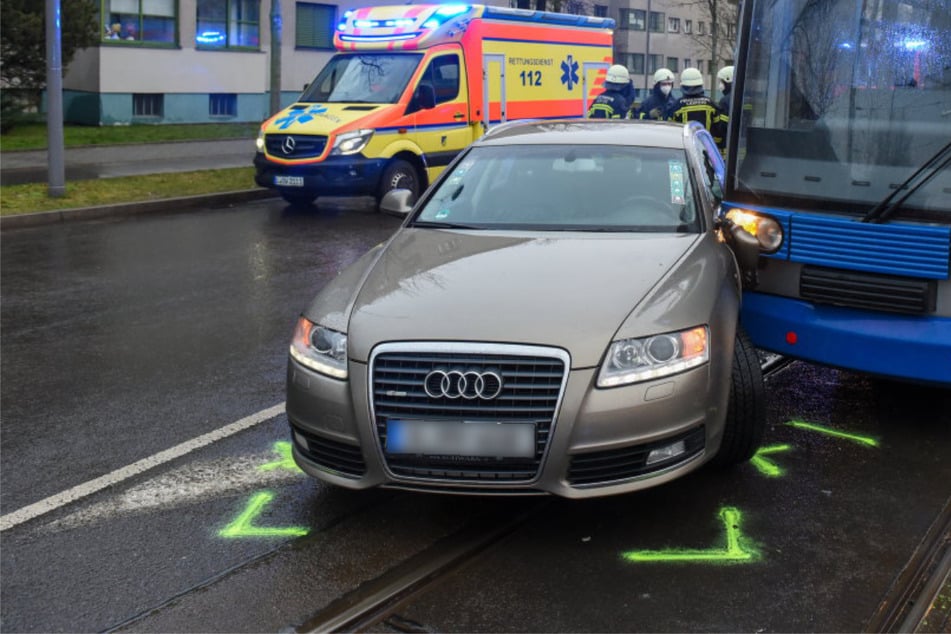 Leipzig: Audi-Fahrerin übersieht Tram, die kracht in die Fahrerseite