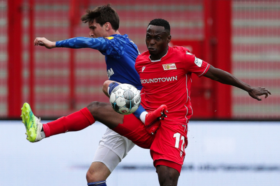 Anthony Ujah (r.) gewann diesen entscheidenden Zweikampf vor dem 1:0 für Union gegen Schalkes Juan Miranda, zog davon und bediente in der Folge Robert Andrich ...