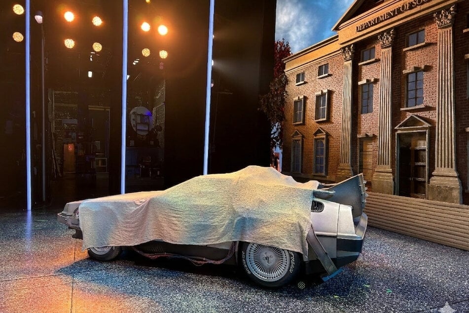 Bei der Backstage-Begehung des Musicals "Zurück in die Zukunft" wurde der DeLorean - das teuerste Bühnenauto Deutschlands - im Stage Operettenhaus in Hamburg enthüllt.