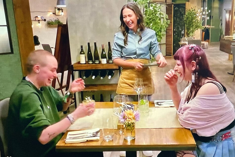 Beim Trinken passiert’s: Die Deko-Blume bleibt plötzlich im Nasenpiercing von Lisa (23, l.) hängen und sorgt für einen richtig lustigen Moment.