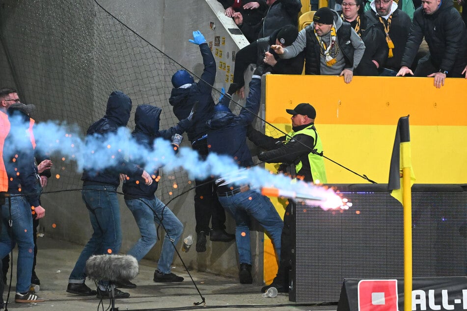 Pyrotechnik flog am Samstagabend kreuz und quer durch die Blöcke.
