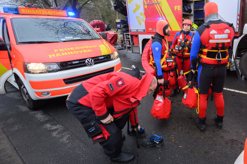 Die Feuerwehr rettete am Mittwoch einen 75-Jährigen in Hannover vor dem Ertrinken. Der Senior hatte eine Straßensperrung ignoriert.