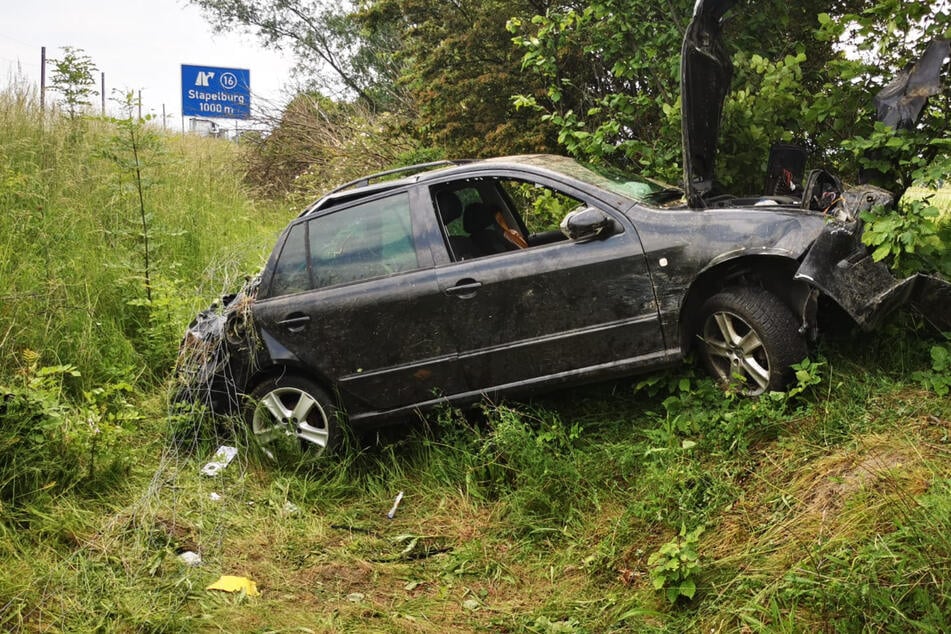 Schwerer Unfall auf A36: Skoda kracht durch Zaun, Fahrerin schwer verletzt!