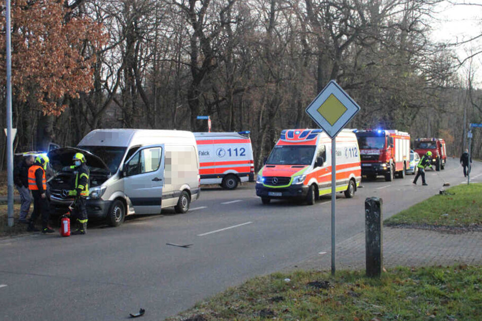 Die Feuerwehr und mehrere Krankenwagen rückten an der Unfallstelle an.