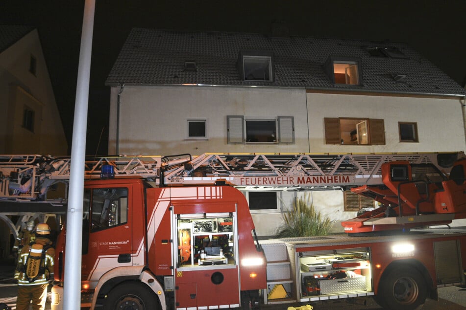 Ein Feuerwehrauto steht nach den Löscharbeiten vor dem Haus. Vier Menschen wurden bei dem Brand verletzt.