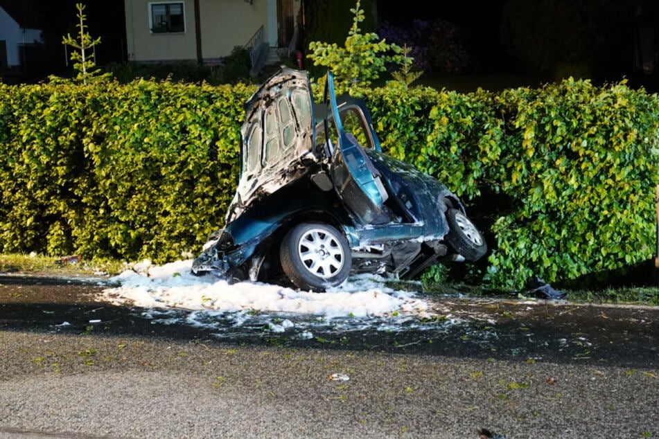 Der Opel wurde bei dem schrecklichen Unfall komplett zerstört.