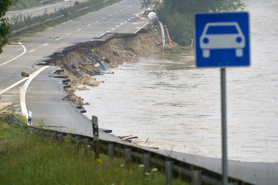 Die Hochwasser in der vergangenen Woche hinterließen in weiten Teilen von NRW ein Feld der Verwüstung. Am Wochenende drohen erneut kräftige Schauer und Gewitter.