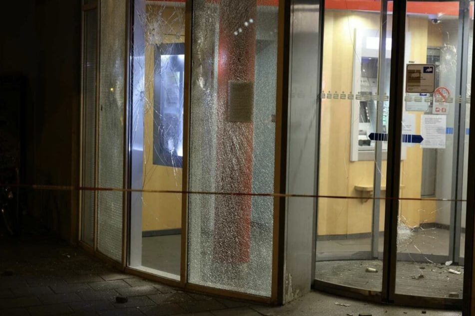 Mitten in der Nacht zum 13. Juni bewarfen rund zehn bis 15 Unbekannte die Sparkasse in der Ungerstraße mit Steinen und anderen Gegenständen.