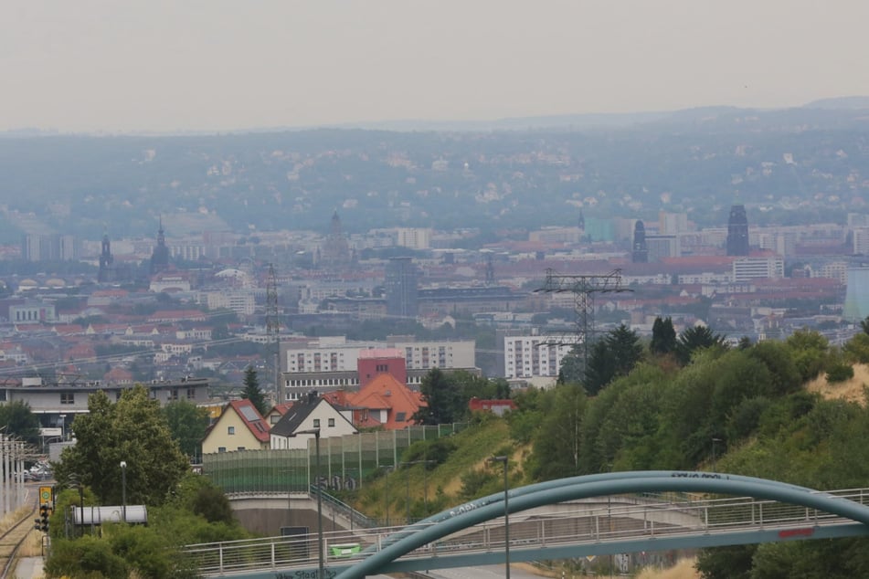 Noch am Donnerstag wurde Dresden vom Waldbrand-Rauch eingenebelt.