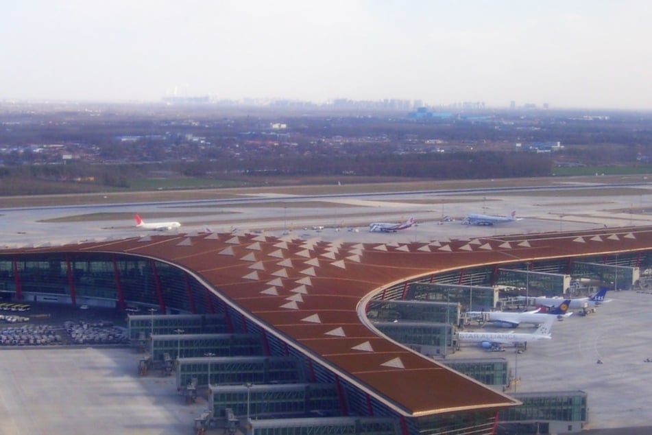 Ausblick auf einen Teil des Terminal 3 - das längste Gebäude der Welt.