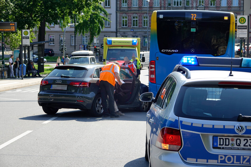 Auf der Kaßbergauffahrt in Chemnitz krachte es am Donnerstagvormittag: Ein Audi stieß mit einem Stadtbus zusammen.