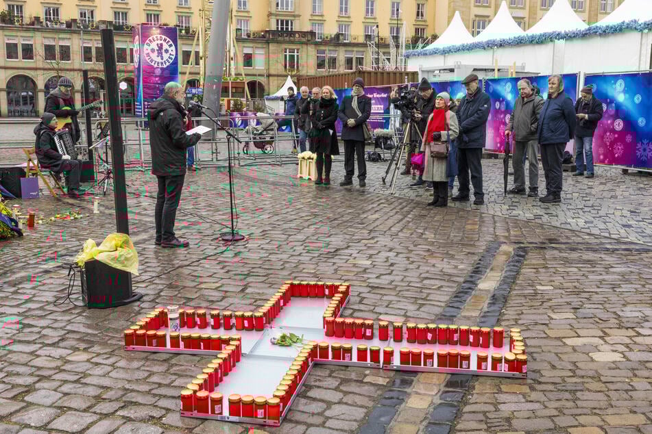 Schon um 9 Uhr versammelten sich Dresdner auf dem Altmarkt.