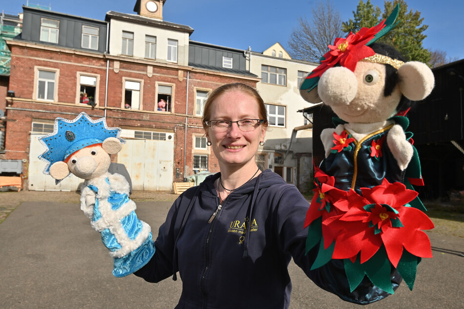 Puppenspielerin Ivonne Fischer (40) hat ihre Werkstatt im Haus "D" bereits bezogen. Dort stellte sie die Puppen "Schneeflöckchen" und "Doňia Rosita" für die Weihnachtsaufführung her.