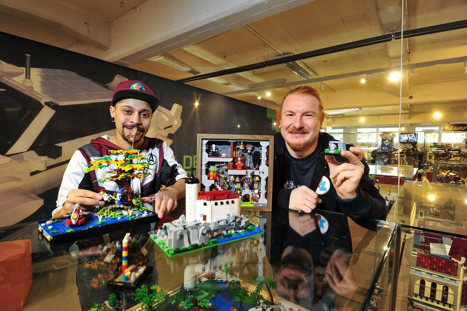 Patrick Uhlig (37, l.) und Carsten Herzberg (44) zeigen ihre eigenen LEGO-Kreationen im Fahrzeugmuseum, darunter die Burg Rabenstein.