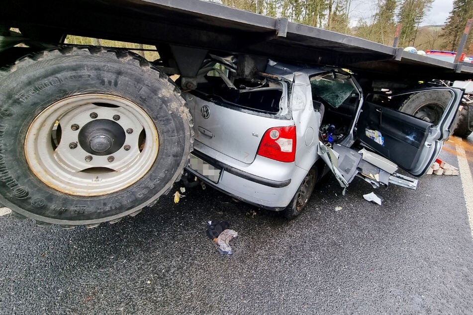VW gerät unter Traktor-Anhänger: Mann bei Unfall im Erzgebirge schwer verletzt