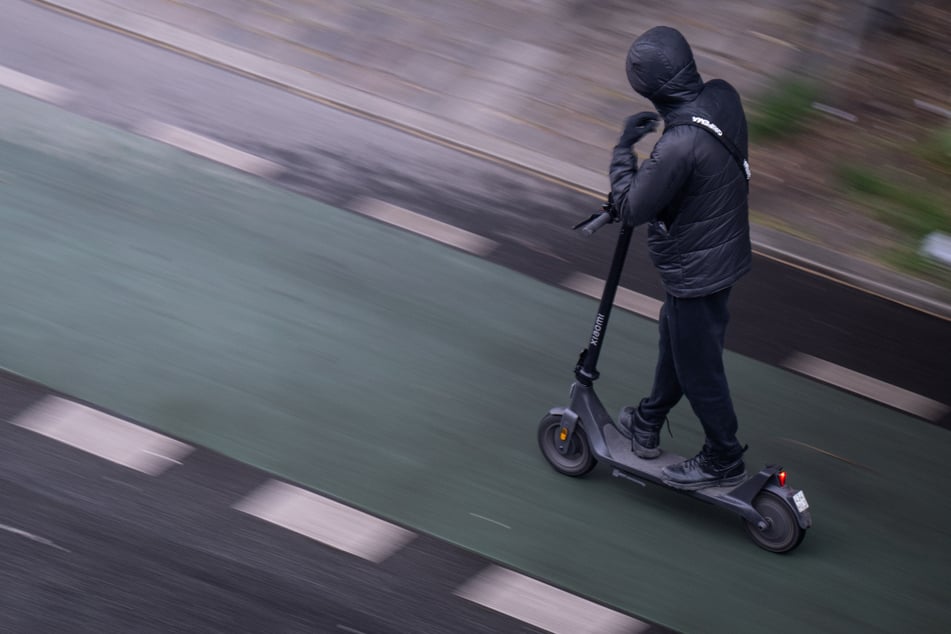 Die Polizei verfolgte einen Mann auf einem E-Scooter. (Symbolbild)