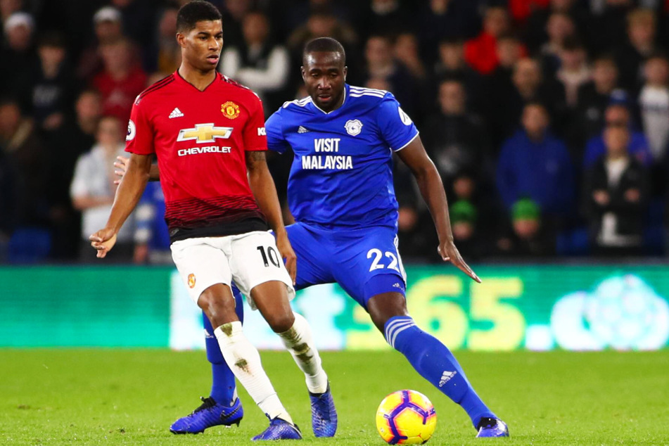 Cardiffs Abwehrkante Sol Bamba (35, r.), hier im Duell mit Manchester Uniteds Sturmstar Marcus Rashford (23), kämpft momentan gegen Krebs.